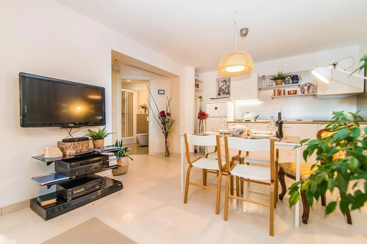 Studio Apartment In Villa Arta Lovran
