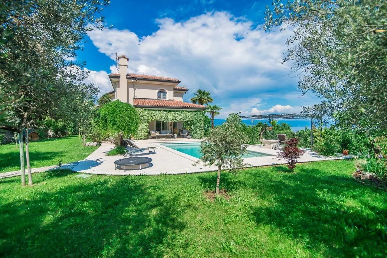 Studio Apartment In Villa Arta Lovran
